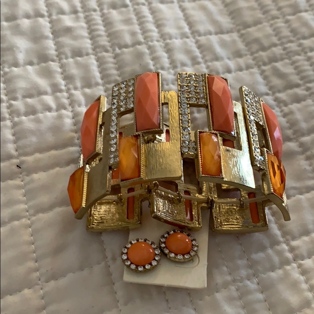 Bracelet and earrings set.